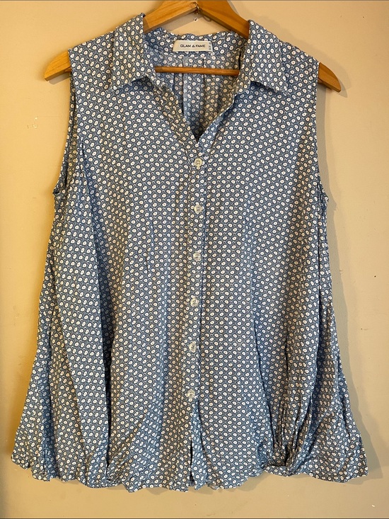 Glam & Fame Tops - Glam & Fame Blue White Floral Sleeveless Button Down Blouse Top Flare Wife Botto